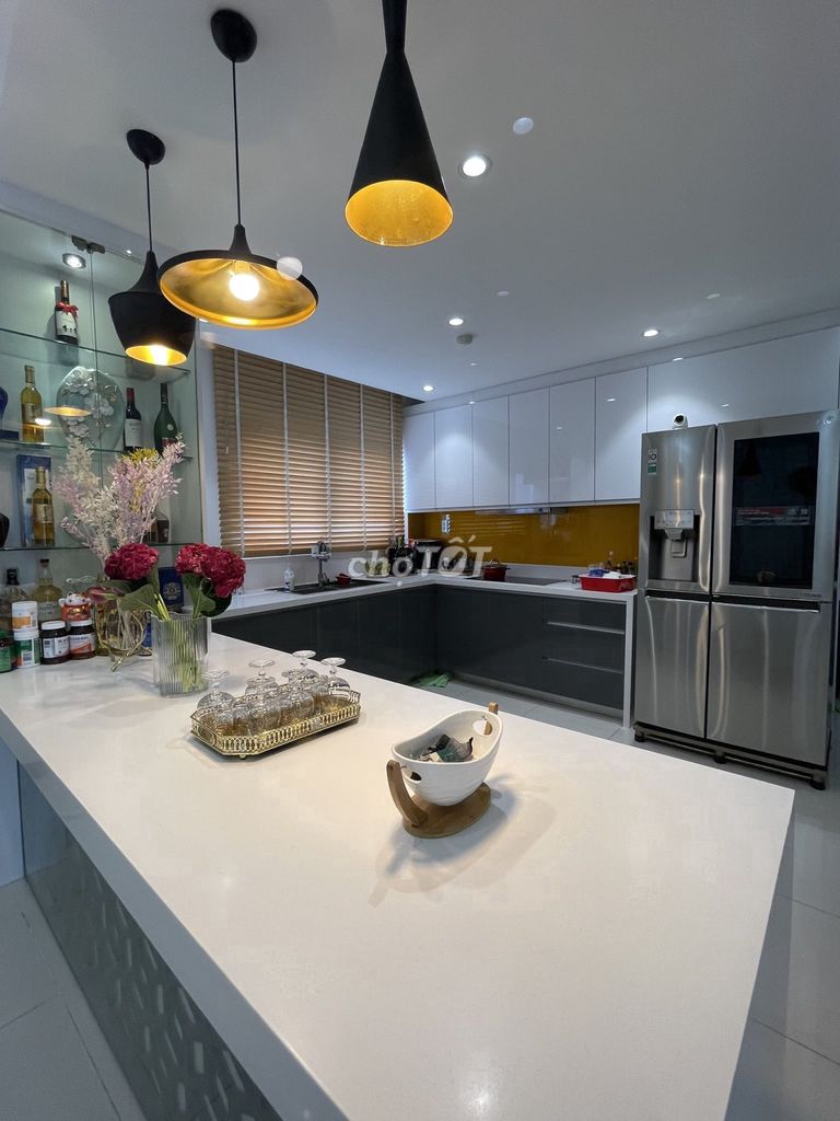 Need to rent a Cộng Hòa Garden apartment, area: 100 meters, three bedrooms, ntc, price: 15 million