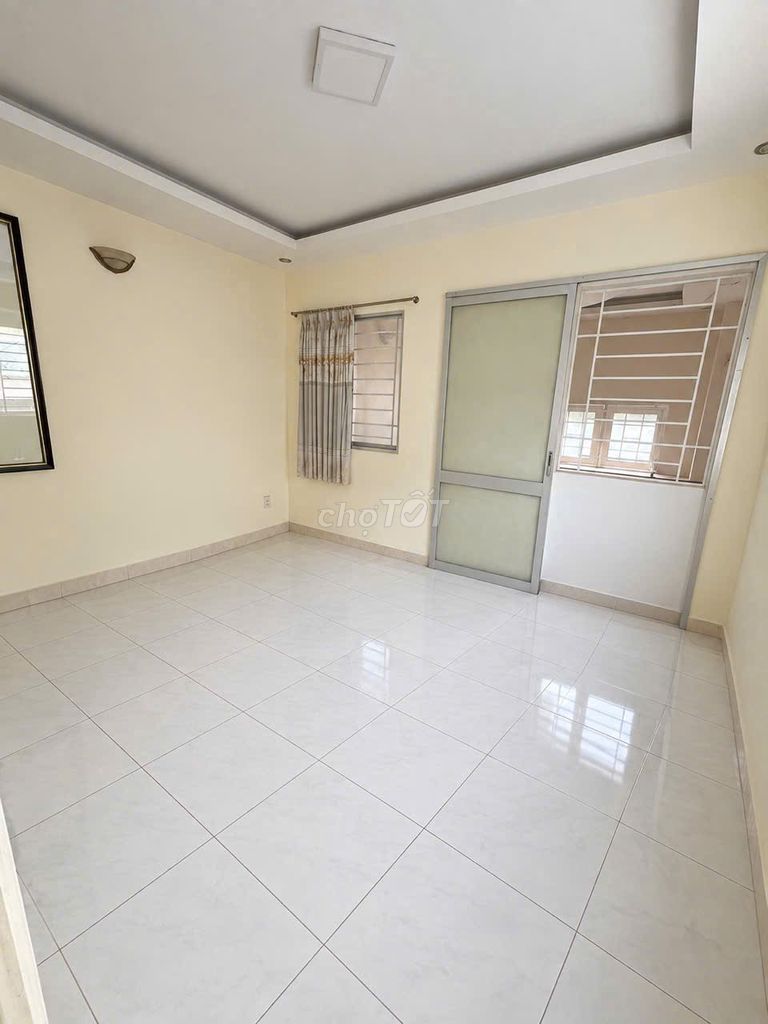 We need to rent the American Grounds, 100 meters, 1 st. 1 st. 2nd floor, 2nd floor, 2 toilets, 11 million