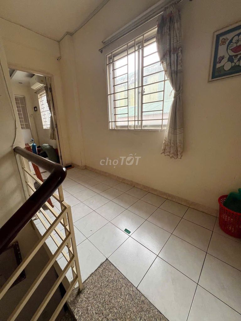 We need to rent the American Grounds, 100 meters, 1 st. 1 st. 2nd floor, 2nd floor, 2 toilets, 11 million