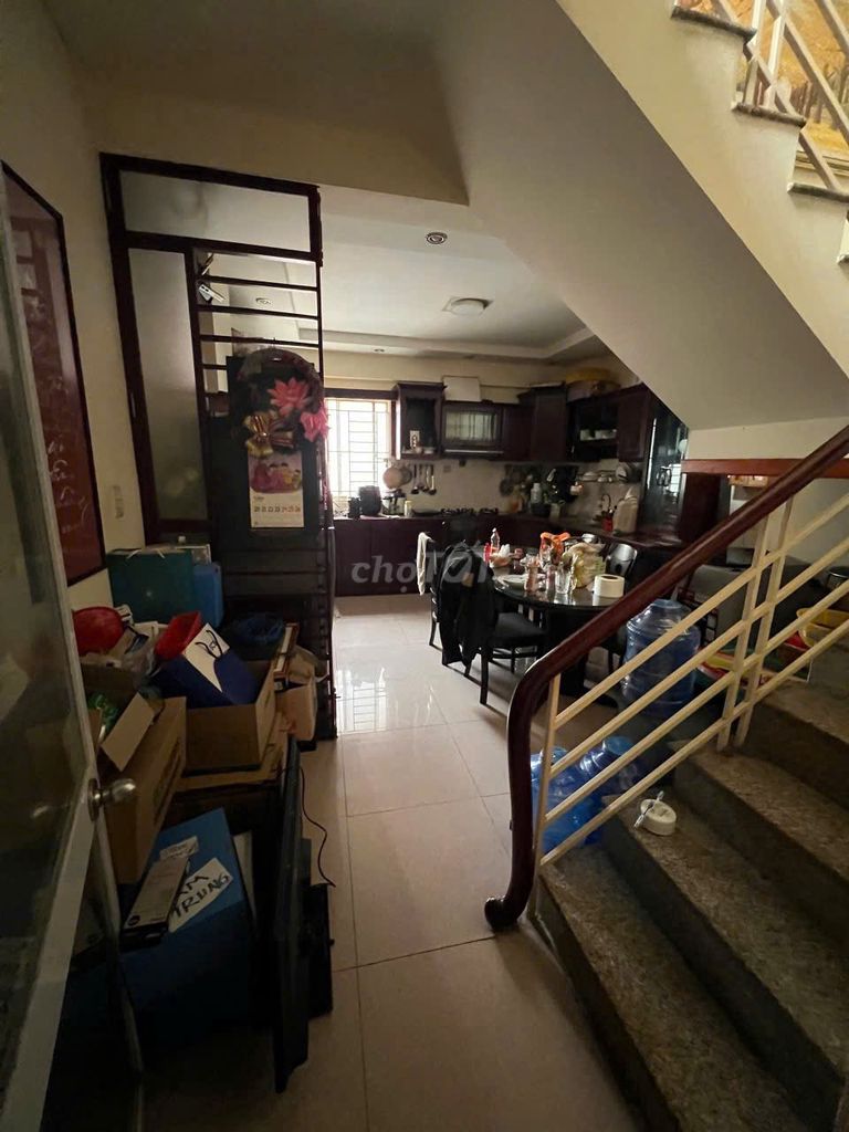 We need to rent the American Grounds, 100 meters, 1 st. 1 st. 2nd floor, 2nd floor, 2 toilets, 11 million