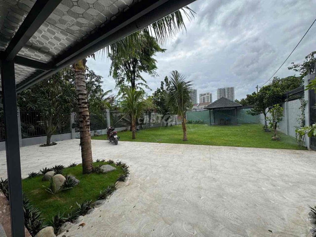 Five hundred meters near the Grand park District 9