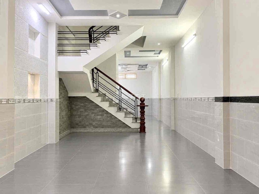 The main building is T3, 3 floors st, 4 x 19 meters, 3 bedroom 3/3 toilet, hht