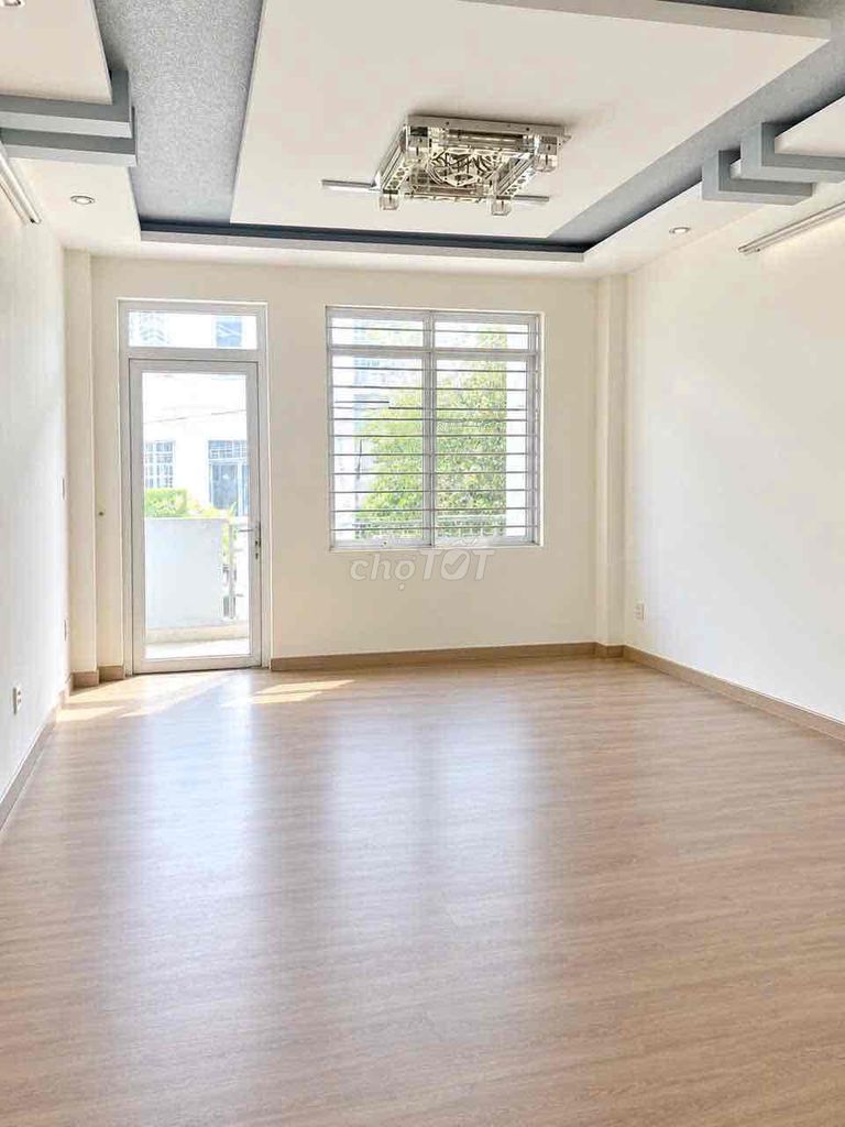 The main building is T3, 3 floors st, 4 x 19 meters, 3 bedroom 3/3 toilet, hht