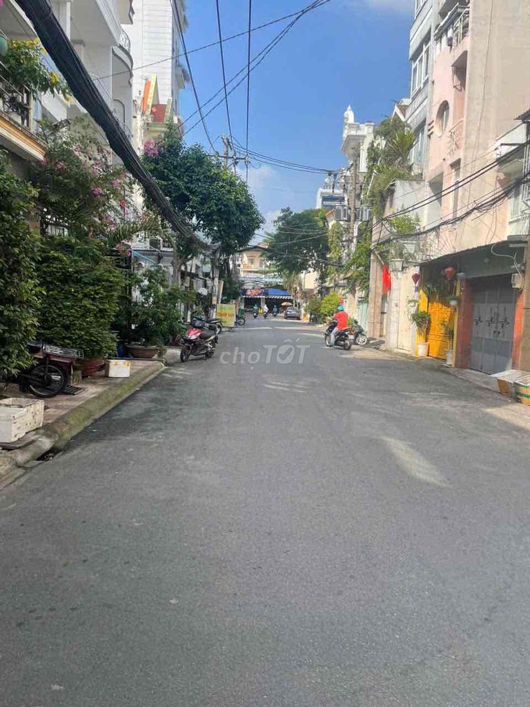The main building is T3, 3 floors st, 4 x 19 meters, 3 bedroom 3/3 toilet, hht