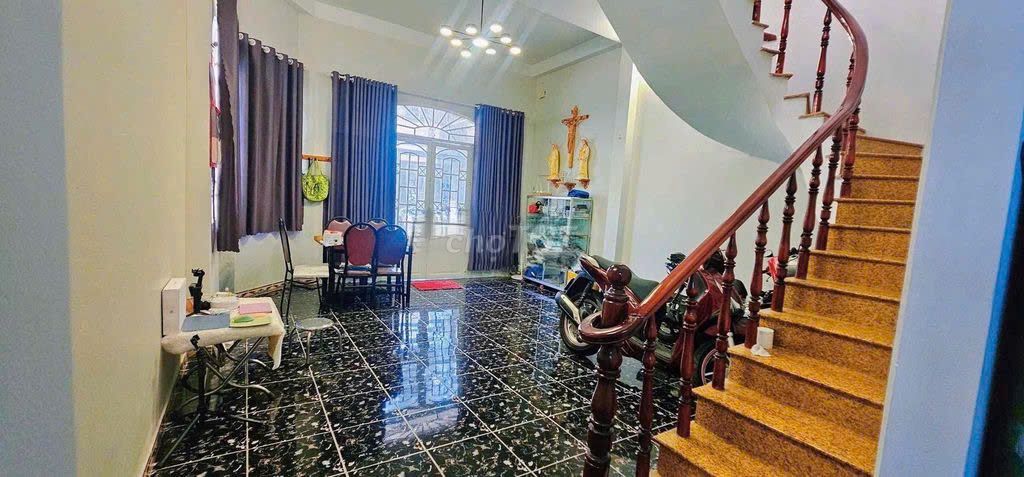 To rent an alley house: 354/41/ Phan Văn Trị, District 11, Bình Thạnh.
