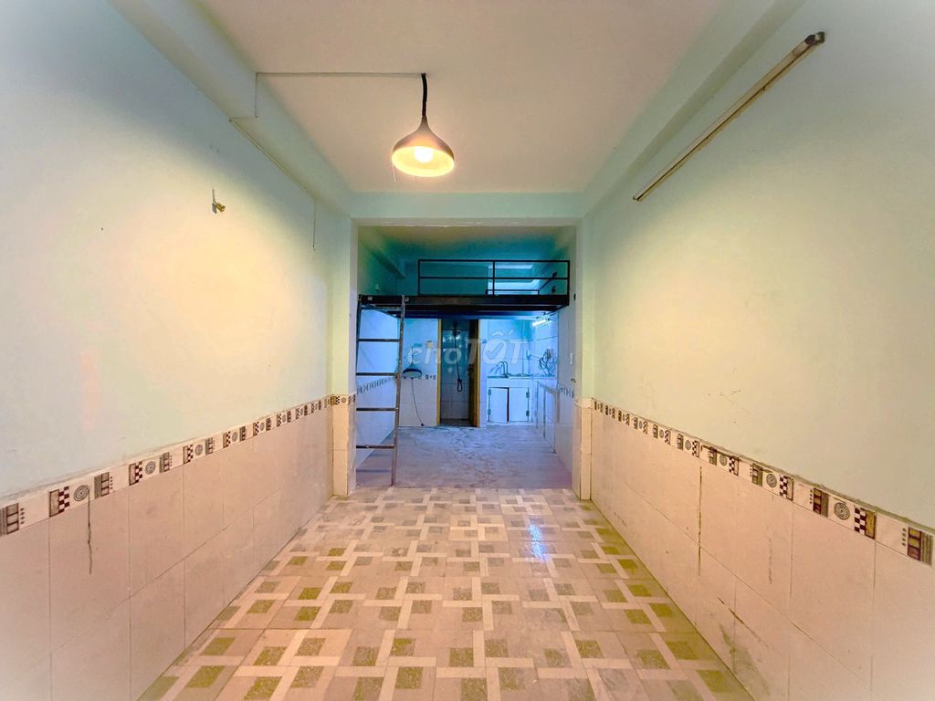 Rent a house as a service apartment near a blue line. Six-seven-six toilets with guards.