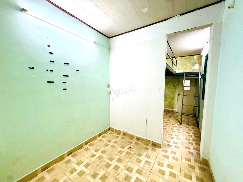 Rent a house as a service apartment near a blue line. Six-seven-six toilets with guards.