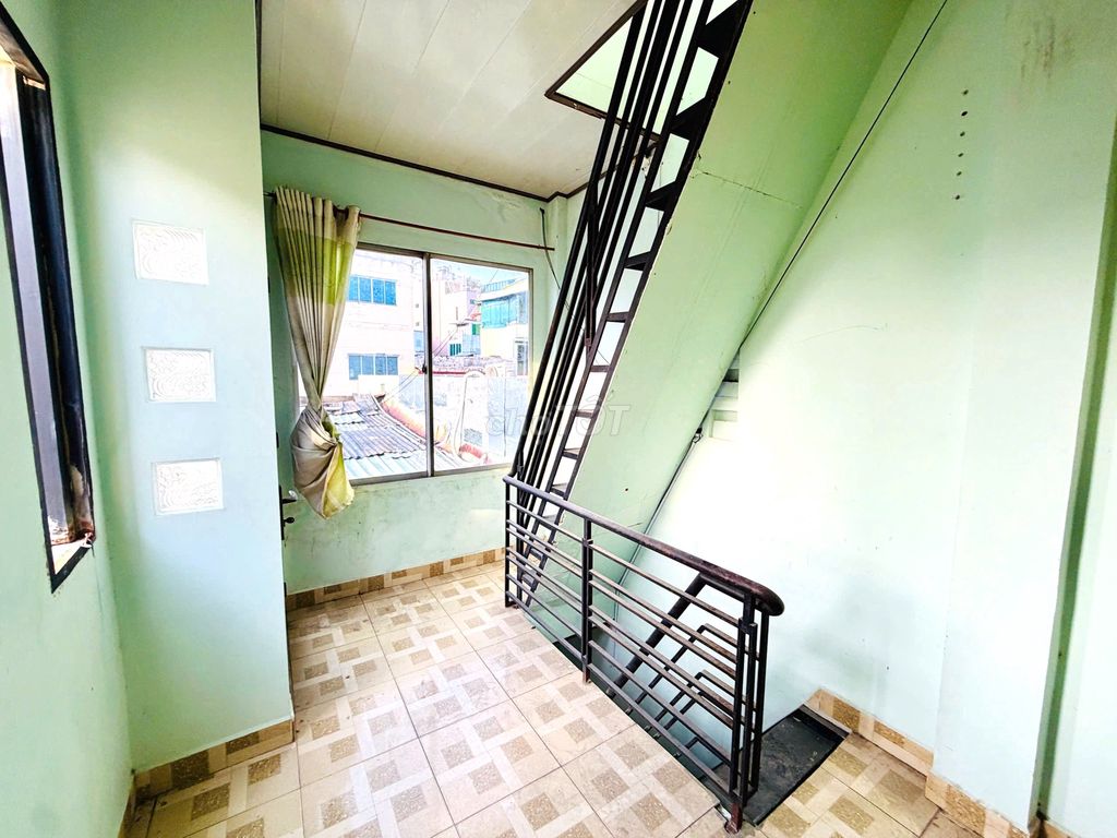 Rent a house as a service apartment near a blue line. Six-seven-six toilets with guards.