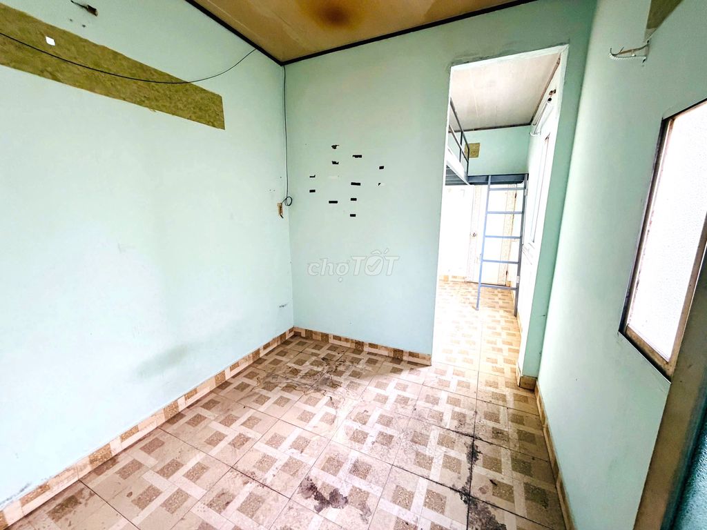 Rent a house as a service apartment near a blue line. Six-seven-six toilets with guards.
