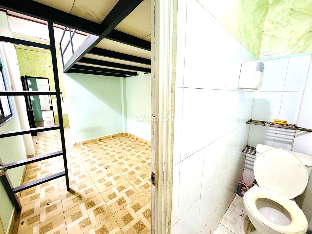 Rent a house as a service apartment near a blue line. Six-seven-six toilets with guards.