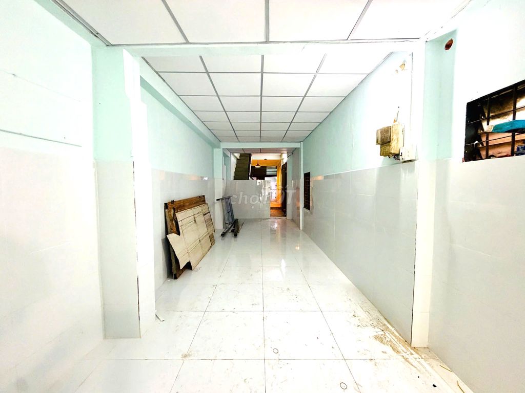 Rent a house as a service apartment near a blue line. Six-seven-six toilets with guards.