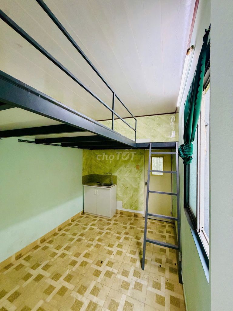 Rent a house as a service apartment near a blue line. Six-seven-six toilets with guards.