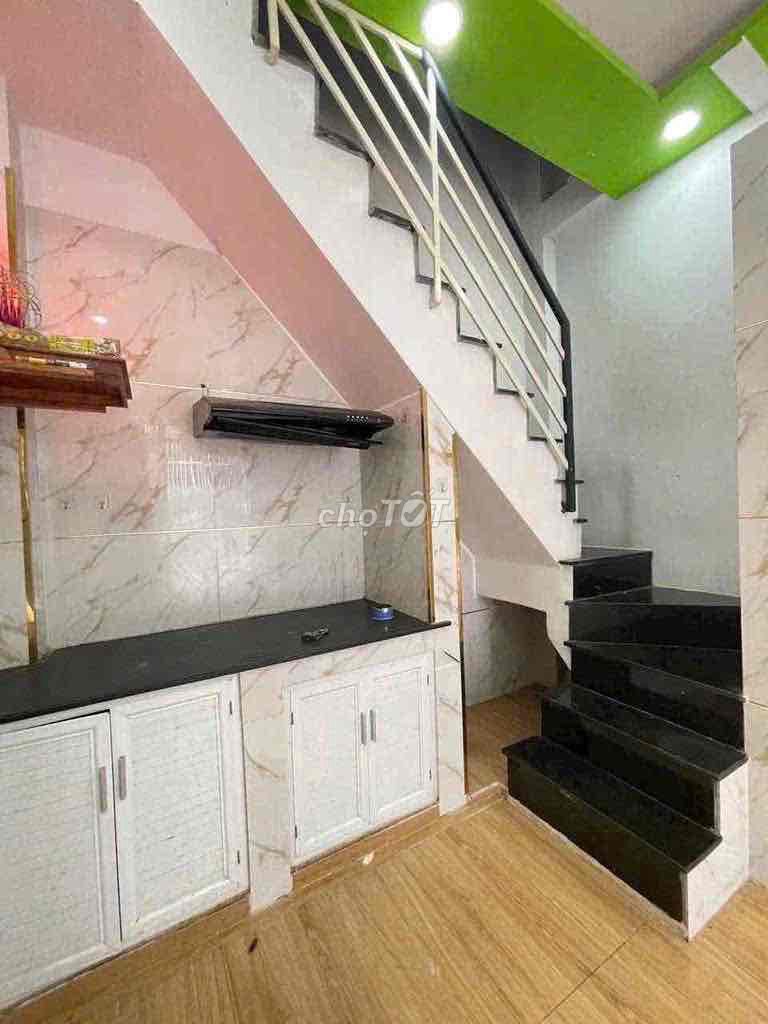 Two floors to ground, two bedrooms, three toilets, two cold, Qq1106.