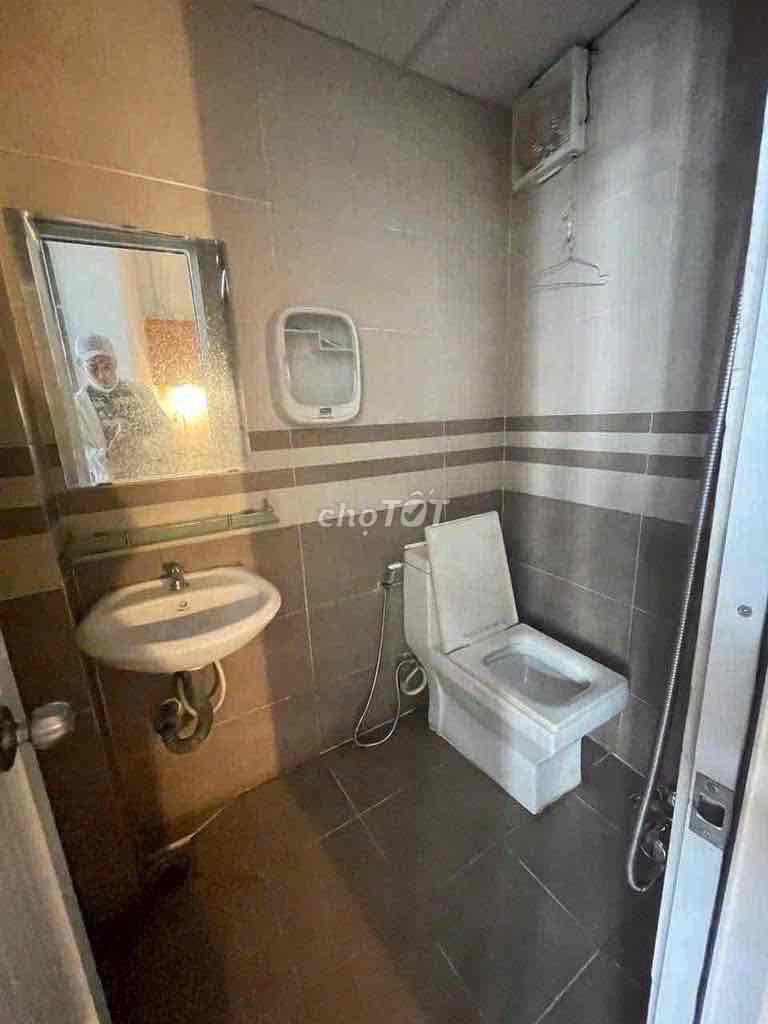 Two floors to ground, two bedrooms, three toilets, two cold, Qq1106.