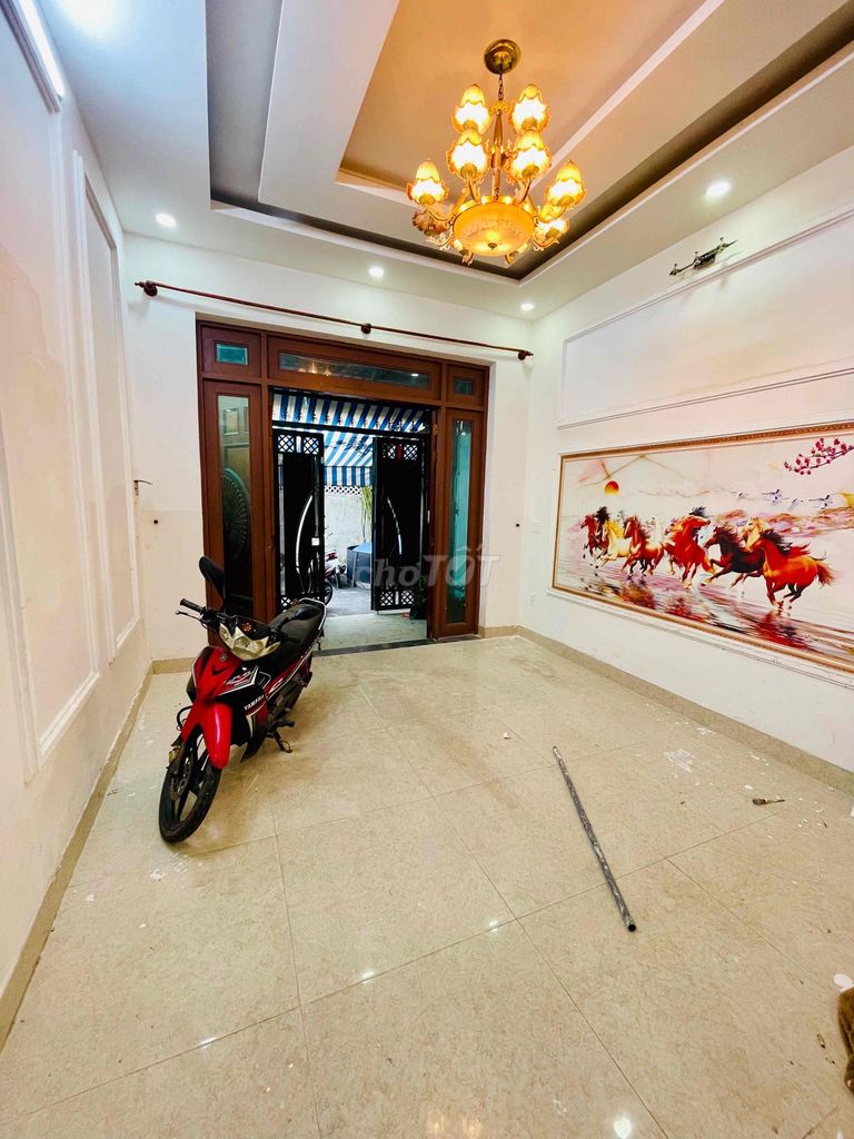 Super rare. Four bedrooms. Five car alley toilets near the Ping-Ping Market.