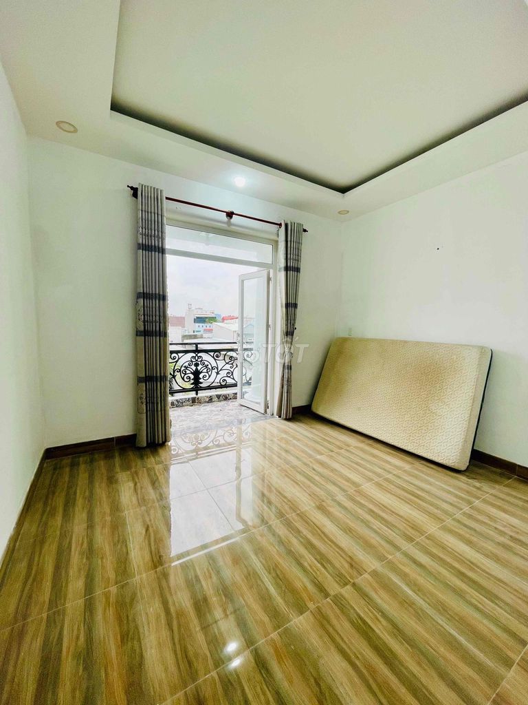 Super rare. Four bedrooms. Five car alley toilets near the Ping-Ping Market.