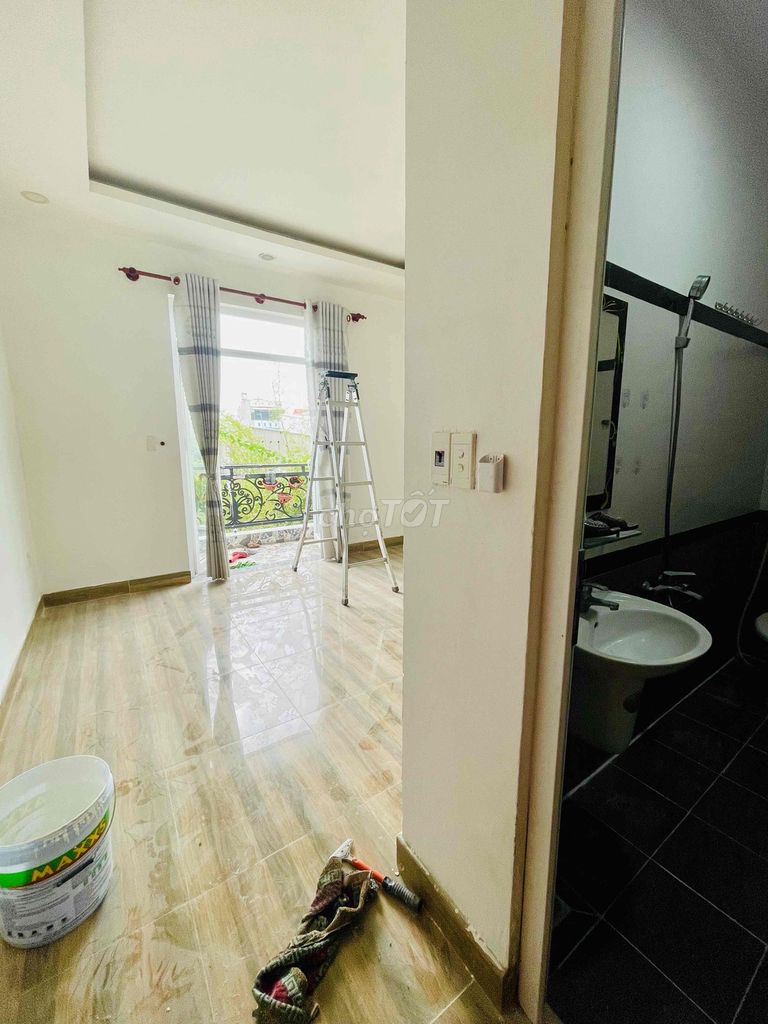 Super rare. Four bedrooms. Five car alley toilets near the Ping-Ping Market.