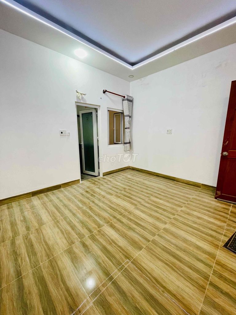 Super rare. Four bedrooms. Five car alley toilets near the Ping-Ping Market.