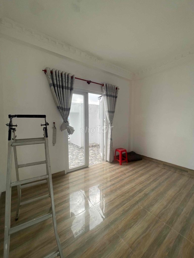 Super rare. Four bedrooms. Five car alley toilets near the Ping-Ping Market.