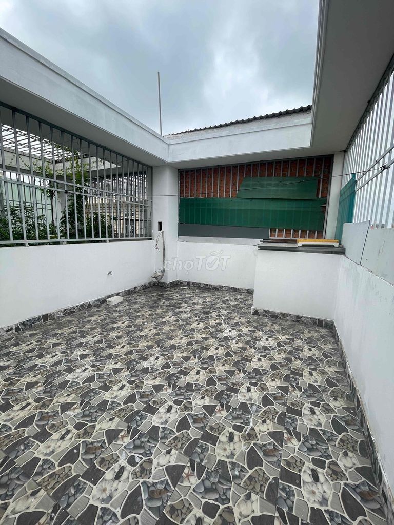 Super rare. Four bedrooms. Five car alley toilets near the Ping-Ping Market.