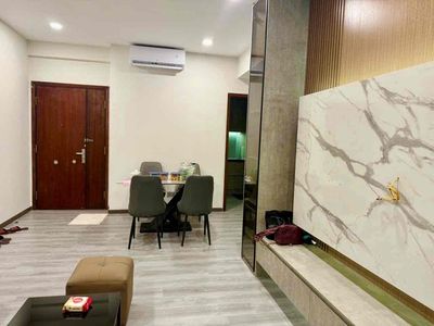 We need to rent a Tản Đà Court apartment.