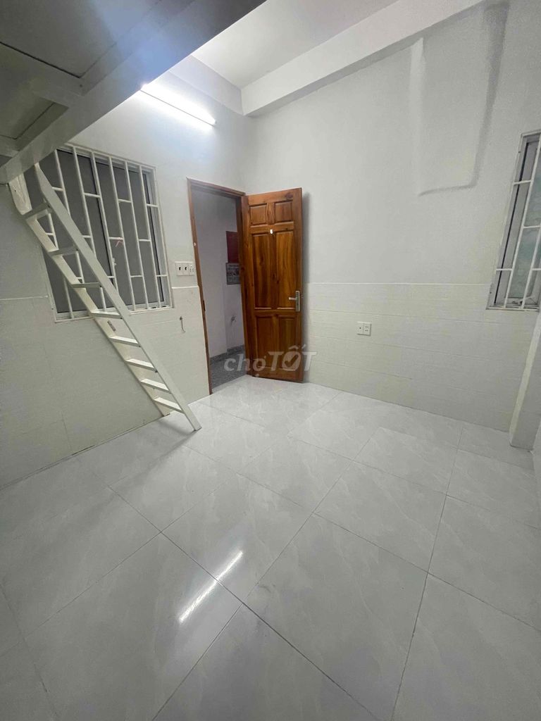 Three million seven. Room vip. Use free red water.