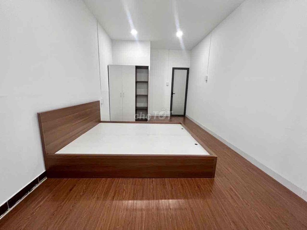 The new studio is at the heart of District 4 near District 1, broadway.