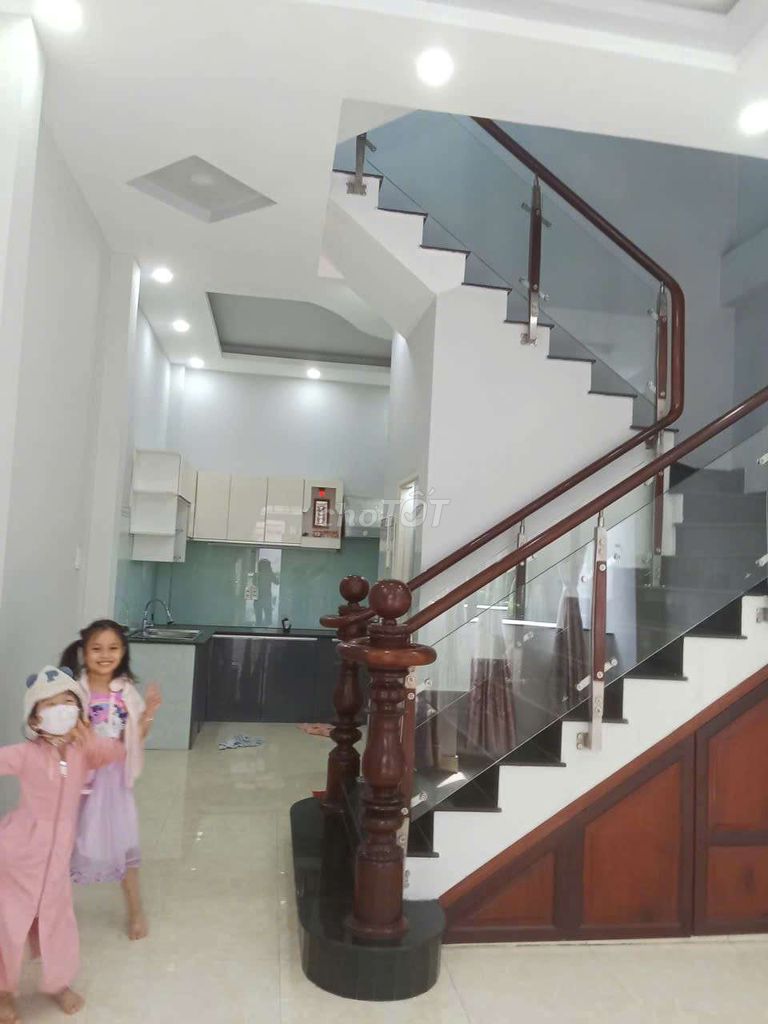 Rent a Nguyên Hồng.