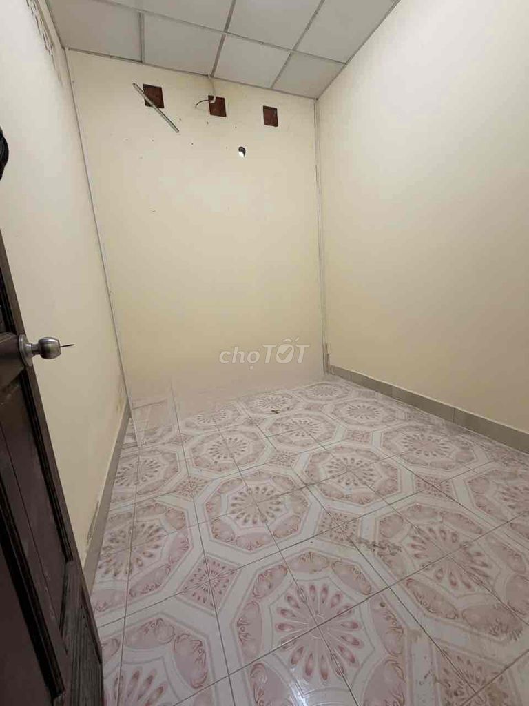 7 area area: 6 M 17 — 2 bedrooms have a large car yard to the door of permanent housing