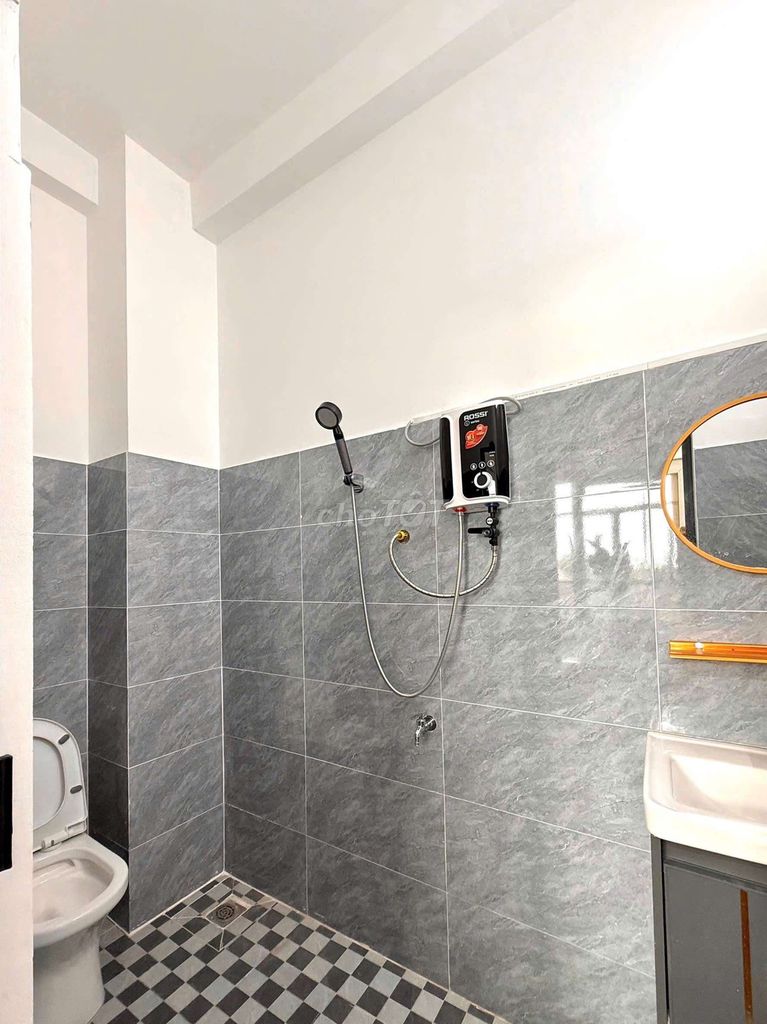 Supersonic! A private wash-room at the airport.