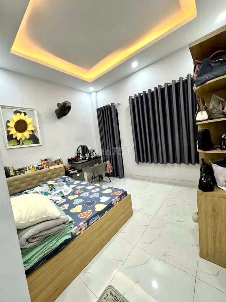 Full furniture, three bedrooms, road, security.