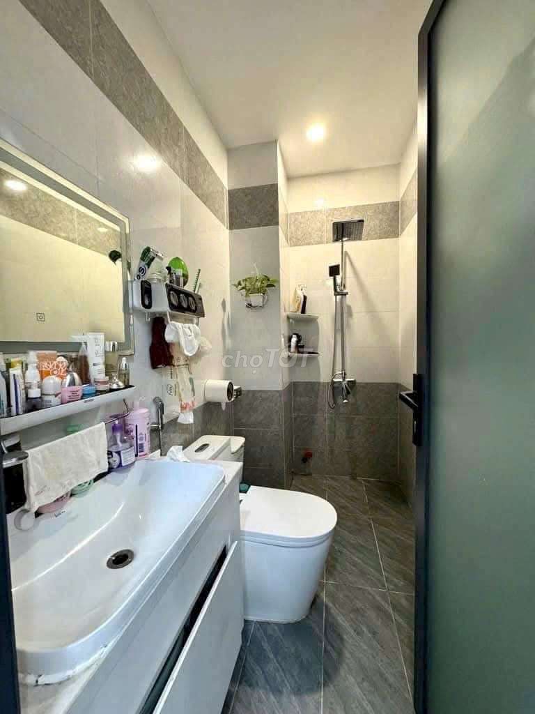 Full furniture, three bedrooms, road, security.