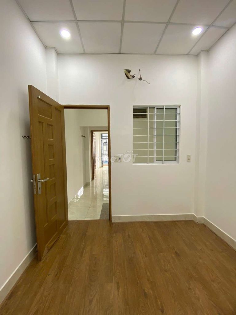 Rent the entire apartment. Two bedrooms. Two Lâm Văn Bền toilets.