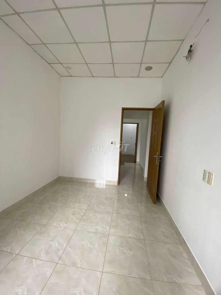 Rent the entire apartment. Two bedrooms. Two Lâm Văn Bền toilets.