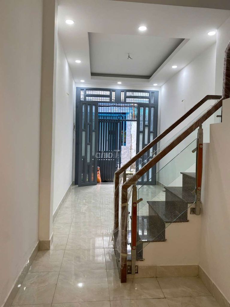 Rent the entire apartment. Two bedrooms. Two Lâm Văn Bền toilets.