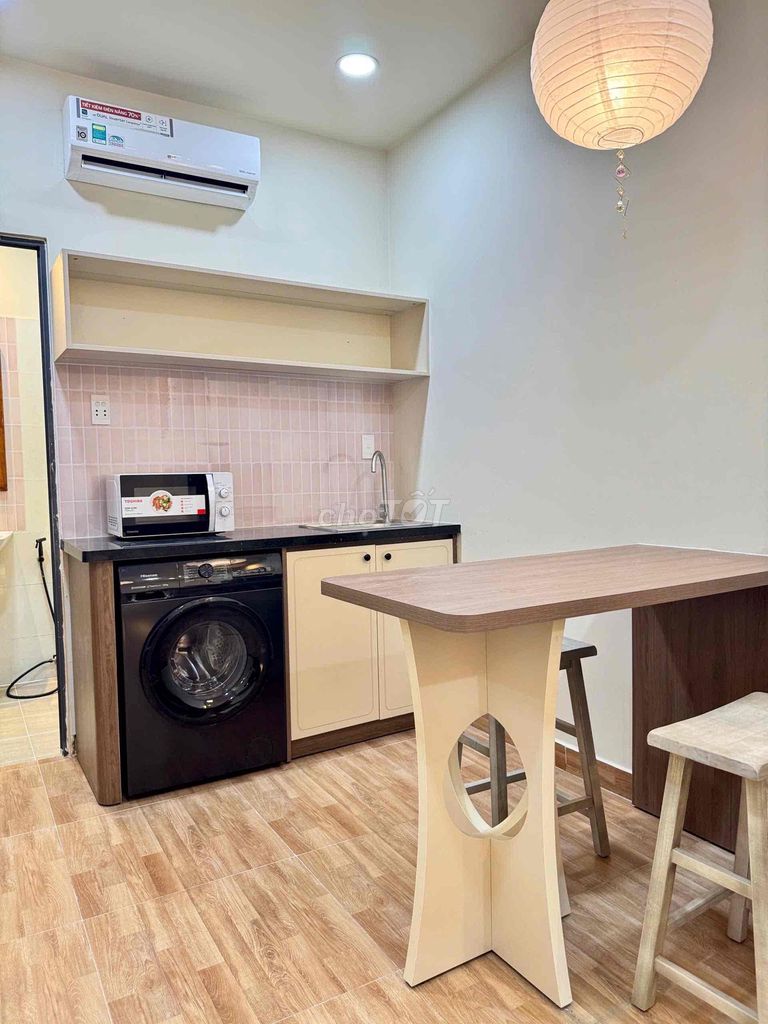 The apartment is full of cool, cool furniture in the center of Bình Thạnh -- like video.