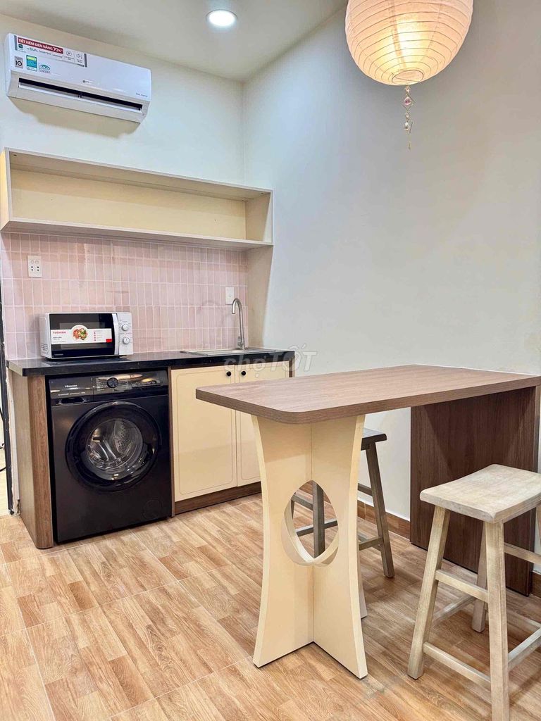 The apartment is full of cool, cool furniture in the center of Bình Thạnh -- like video.