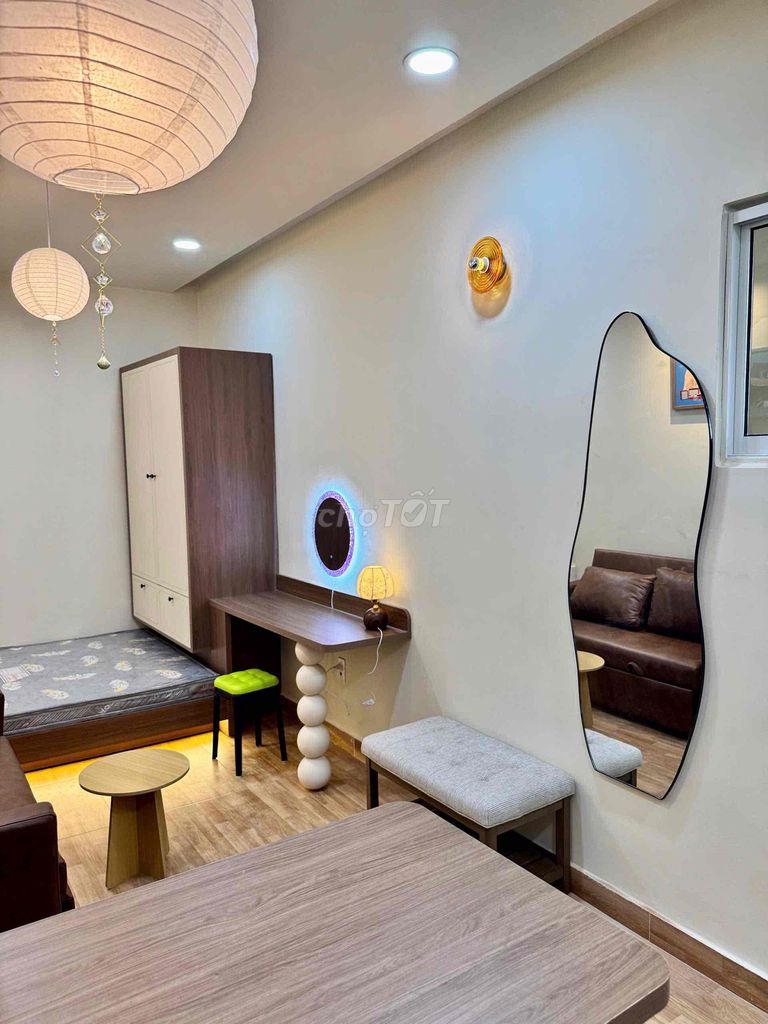 The apartment is full of cool, cool furniture in the center of Bình Thạnh -- like video.