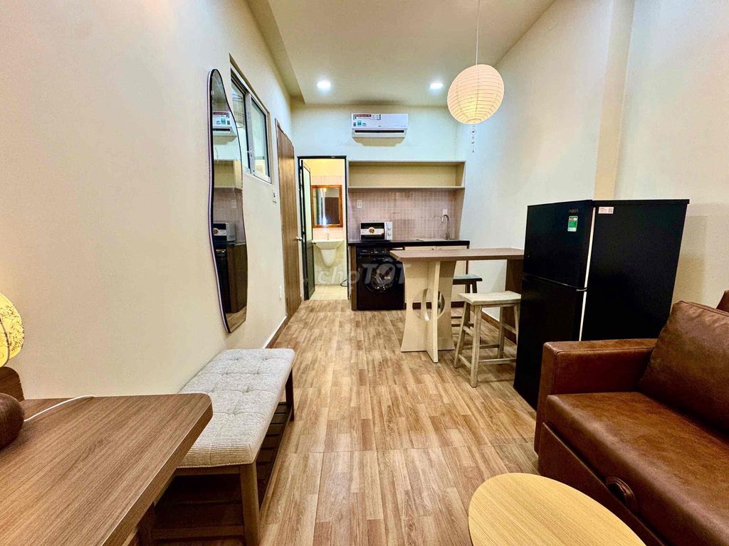 The apartment is full of cool, cool furniture in the center of Bình Thạnh -- like video.