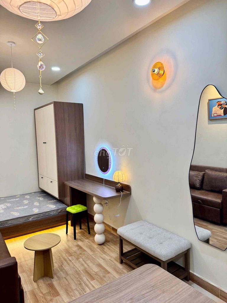 The apartment is full of cool, cool furniture in the center of Bình Thạnh -- like video.