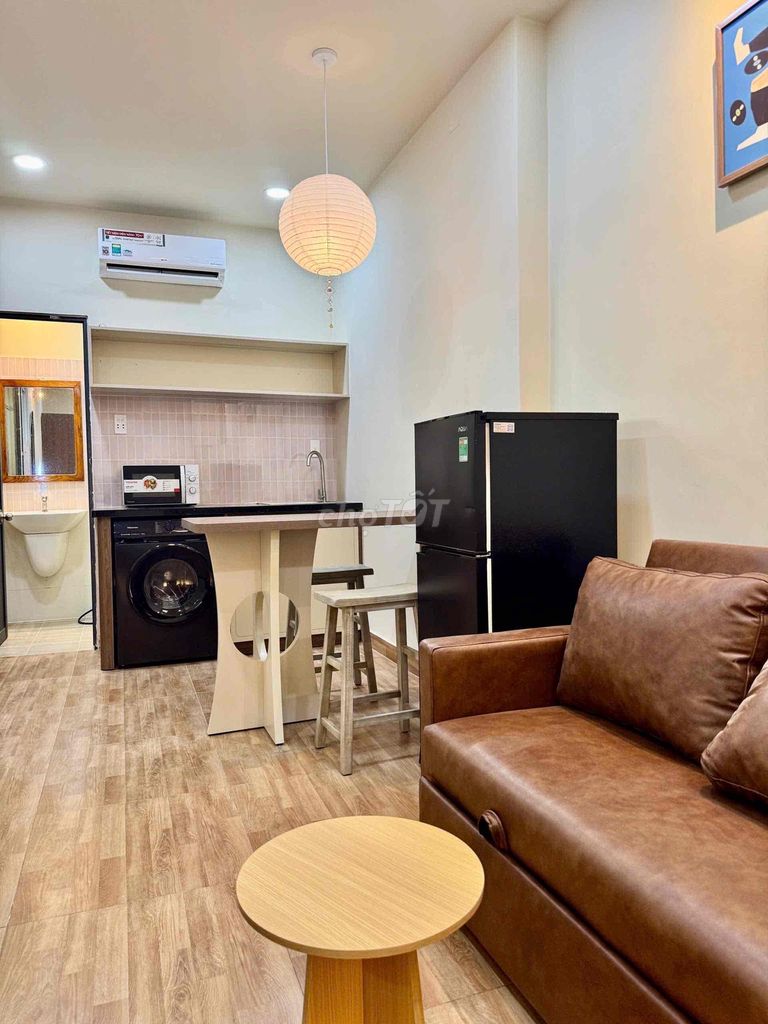 The apartment is full of cool, cool furniture in the center of Bình Thạnh -- like video.