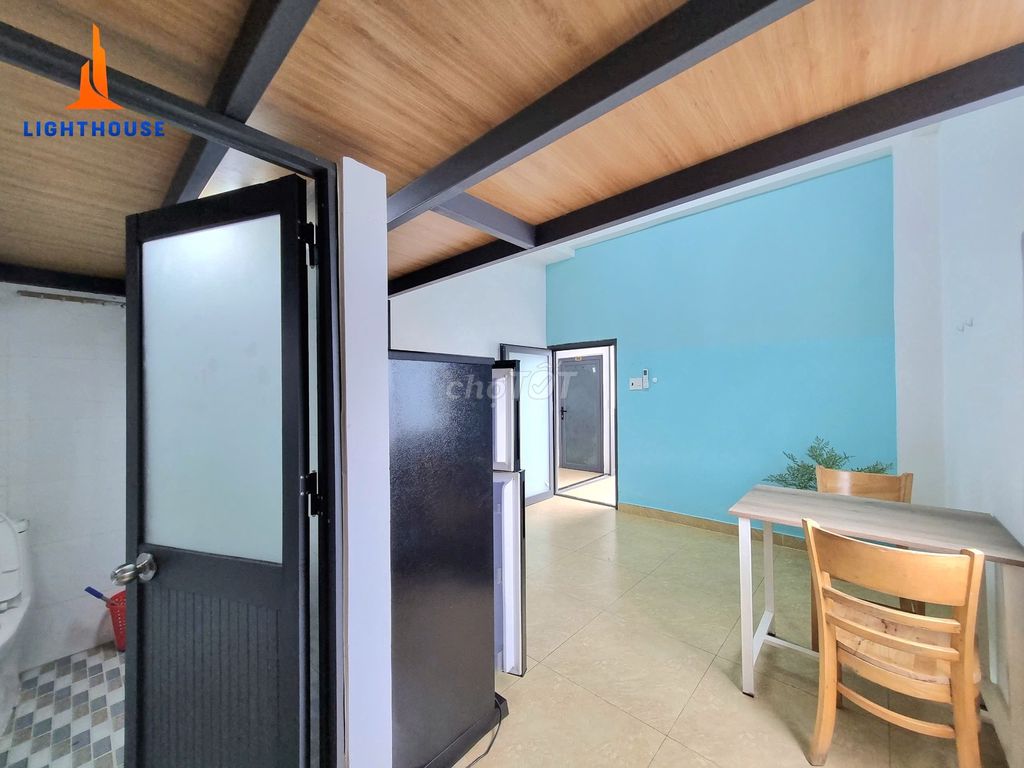 The windows are wide open, so four or four people are near the West Fair Market.