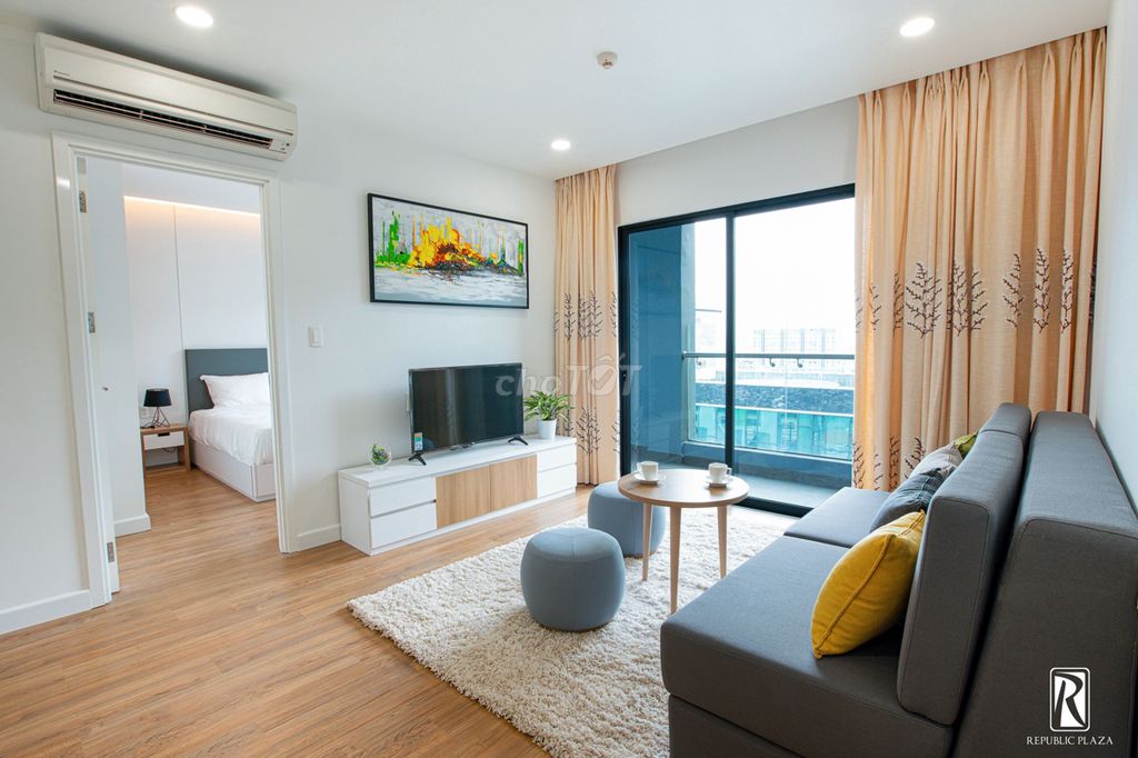 It's the owner who rents the penthouse-- Republic Plaza, 52 meters2, 14.5 million
