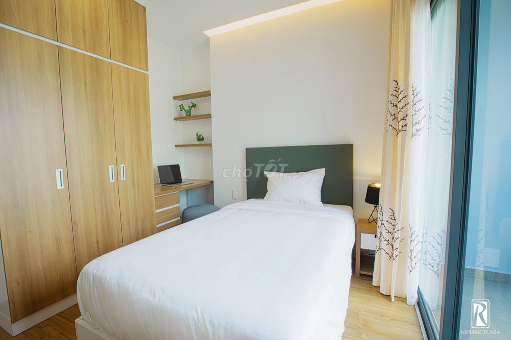 It's the owner who rents the penthouse-- Republic Plaza, 52 meters2, 14.5 million