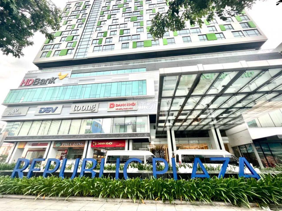 It's the owner who rents the penthouse-- Republic Plaza, 52 meters2, 14.5 million