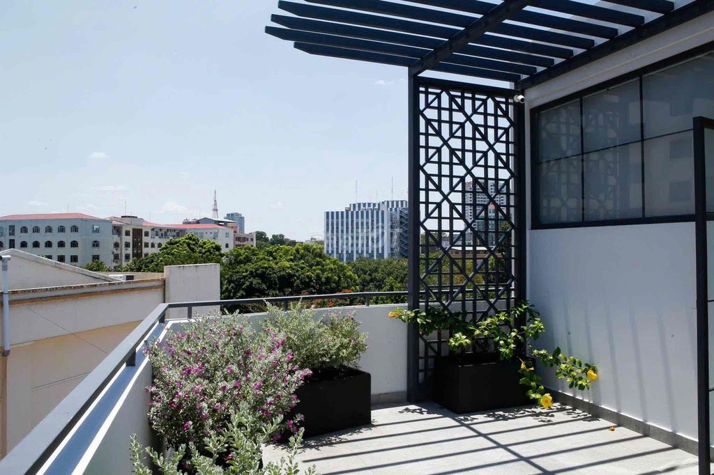 The apartment is a balcony bedroom full of three-party furniture.