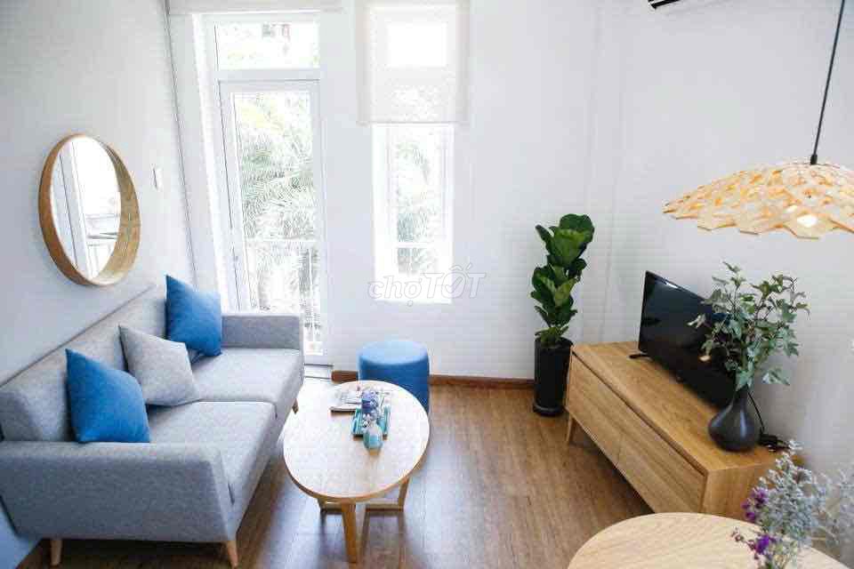 The apartment is a balcony bedroom full of three-party furniture.