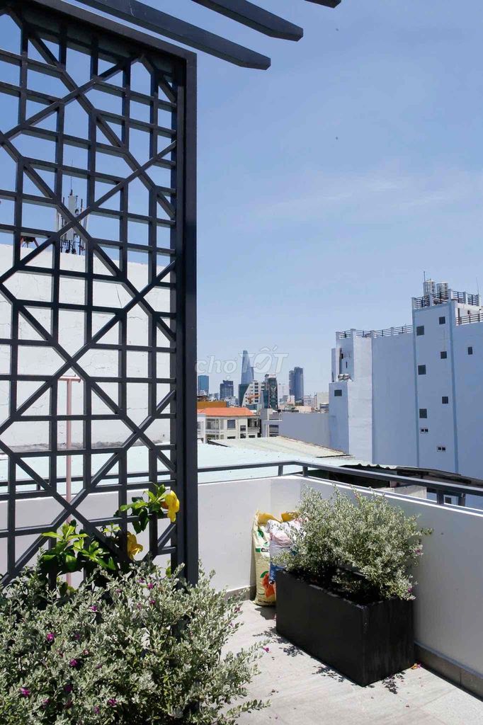 The apartment is a balcony bedroom full of three-party furniture.