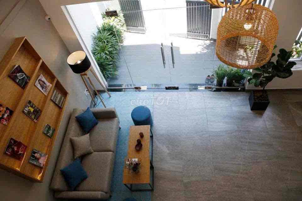 The apartment is a balcony bedroom full of three-party furniture.