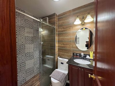 Rent the new Hotel 99 percent into Kwenthrith immediately.